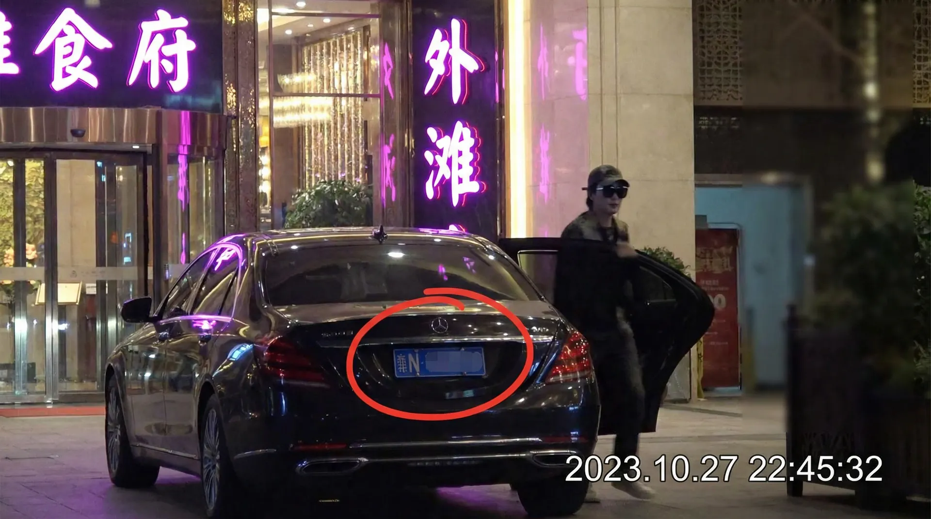 51官网 - 豪车餐厅外偷拍
